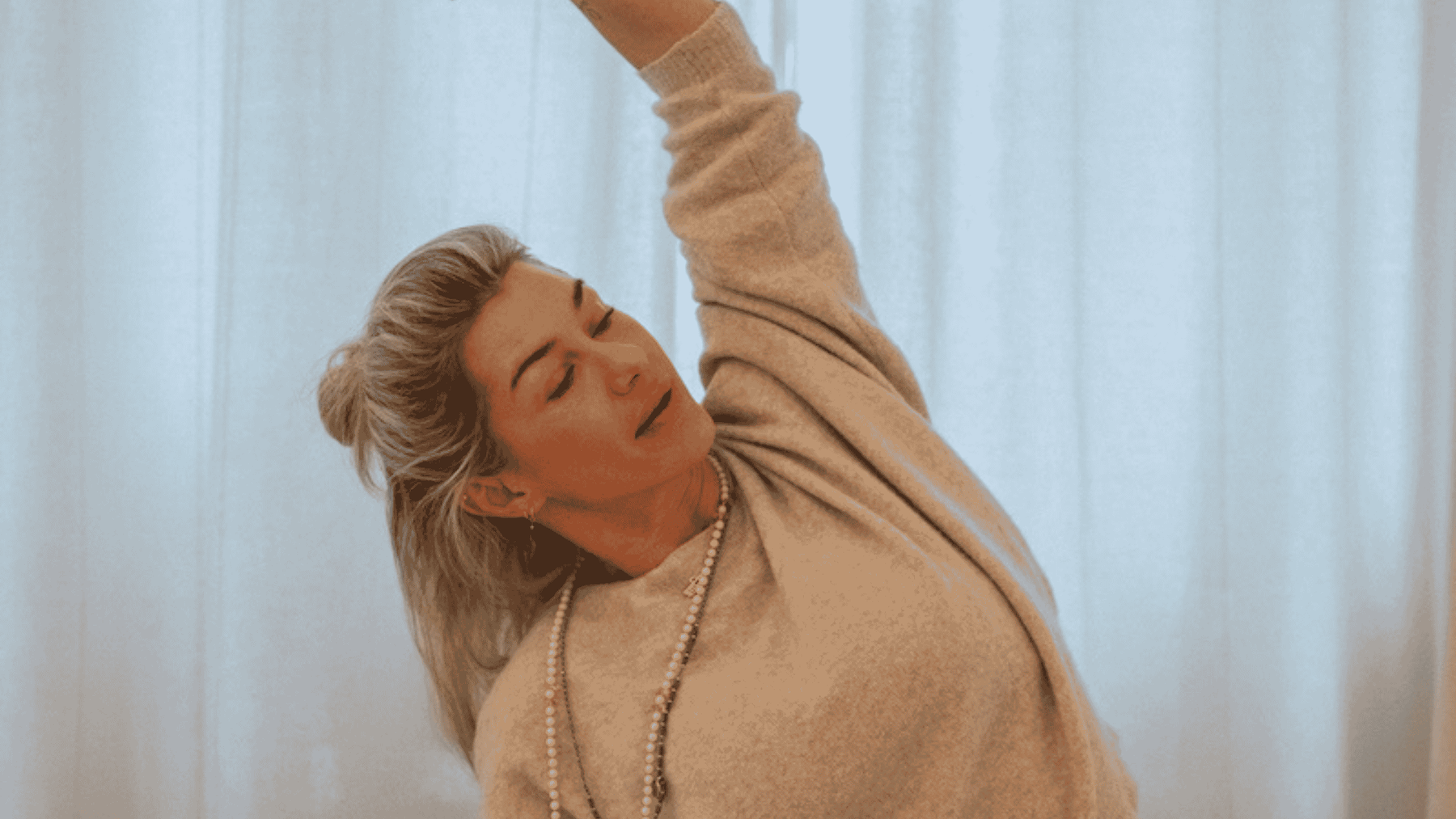 Dominique Scharax bei einer Stretching-Session