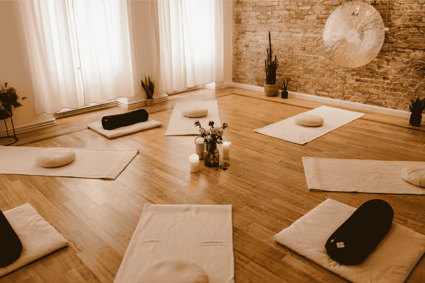 Workshop-Raum von Dominique Scharax mit Yogamatten und Gong